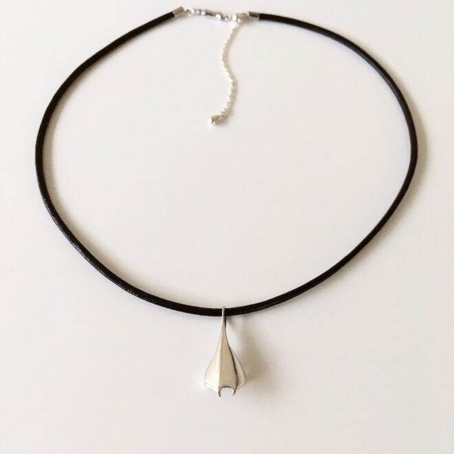 シルバーとレザーのマンタチョーカー