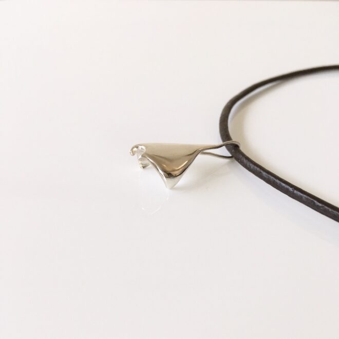 シルバーとレザーのマンタチョーカー