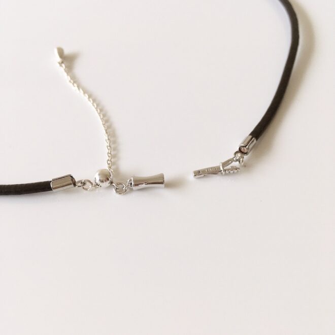 チョーカーの金具部分