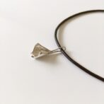 シルバーとレザーのマンタチョーカー