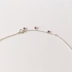 端にガーネットのビーズがついたシルバーチェーン