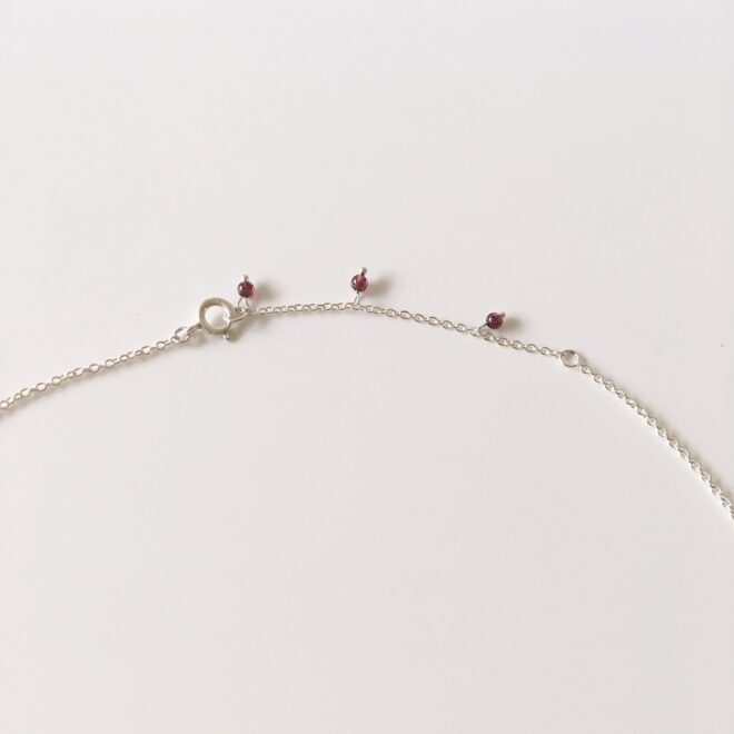 端にガーネットのビーズがついたシルバーチェーン