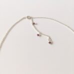 端にガーネットのビーズがついたシルバーチェーン