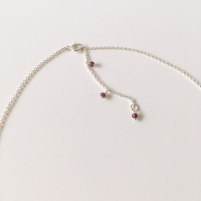 端にガーネットのビーズがついたシルバーチェーン