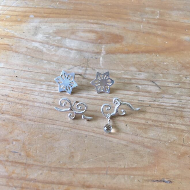 変色したピアスをクリーニングして綺麗になったところ