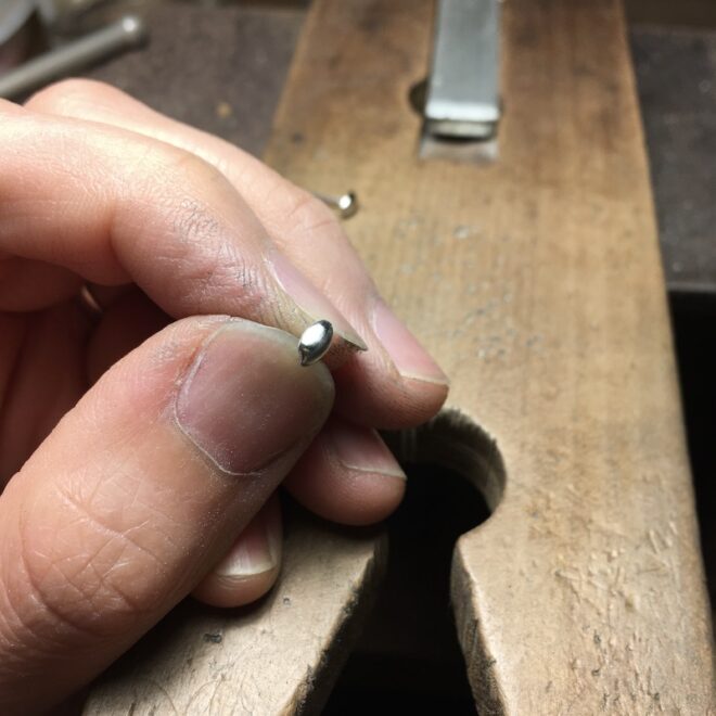 お米モチーフのプラチナ製ピアスを研磨しているところ