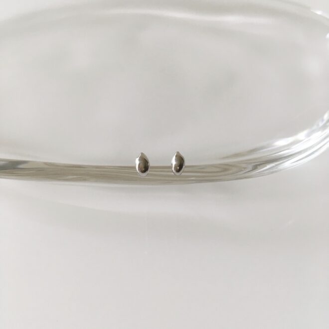 お米モチーフのプラチナ製ピアス