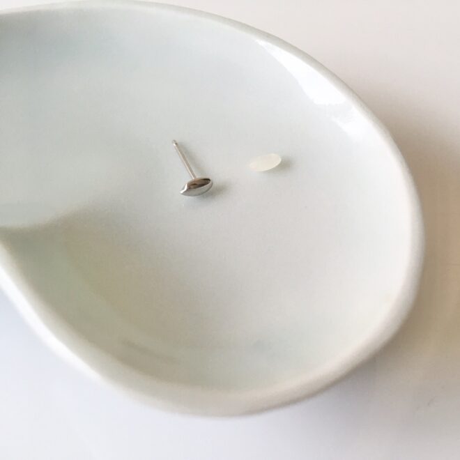 お米モチーフのプラチナ製ピアスを本物の米粒と比較