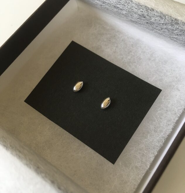 お米モチーフのプラチナ製ピアス