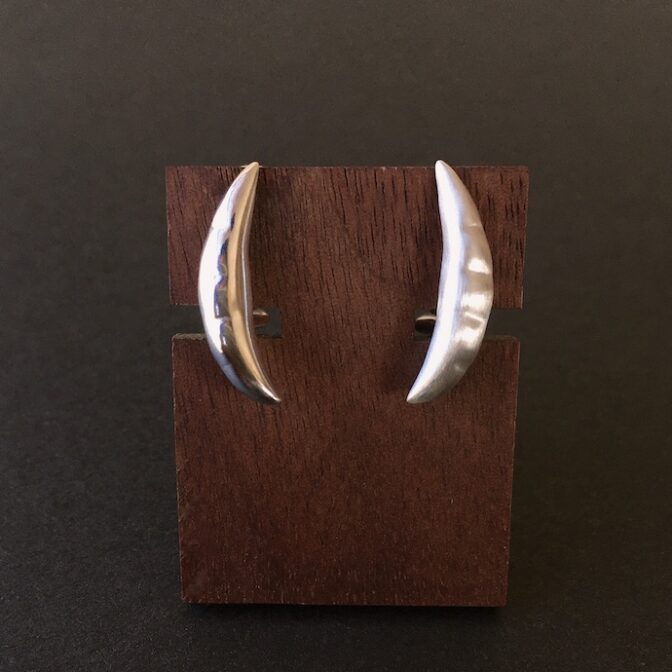 豆モチーフのシルバー製イヤリング