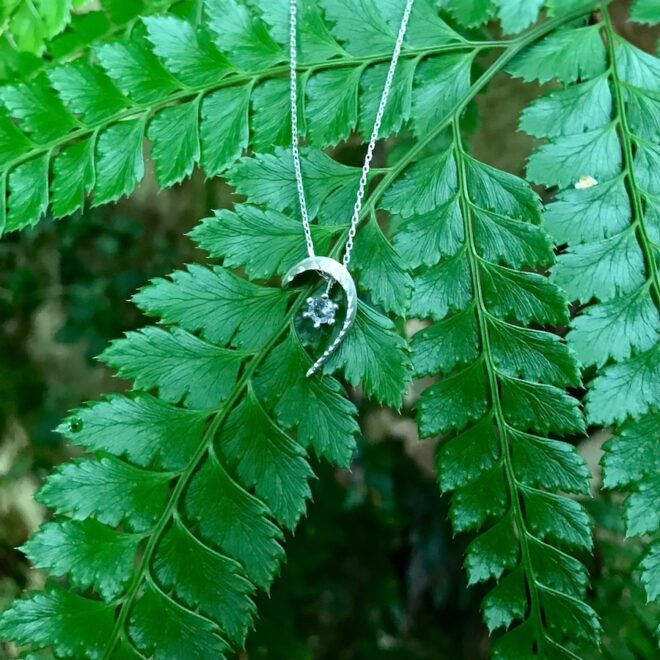 シダモチーフのシルバーと水晶のネックレス