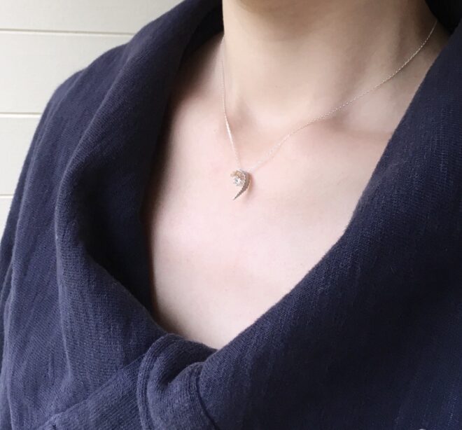シダモチーフのシルバーと水晶のネックレス着用画像