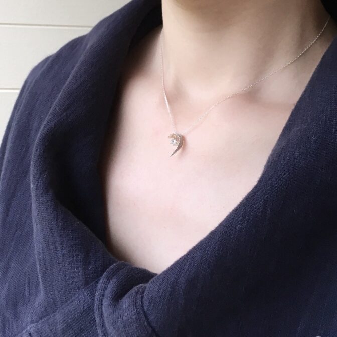 シダモチーフのシルバーと水晶のネックレス着用画像