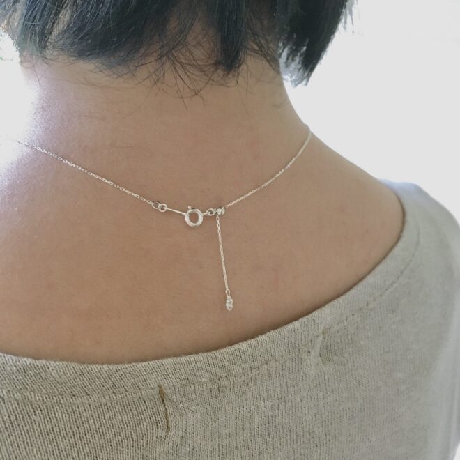 スライドアジャスターを使用したネックレスの後ろ