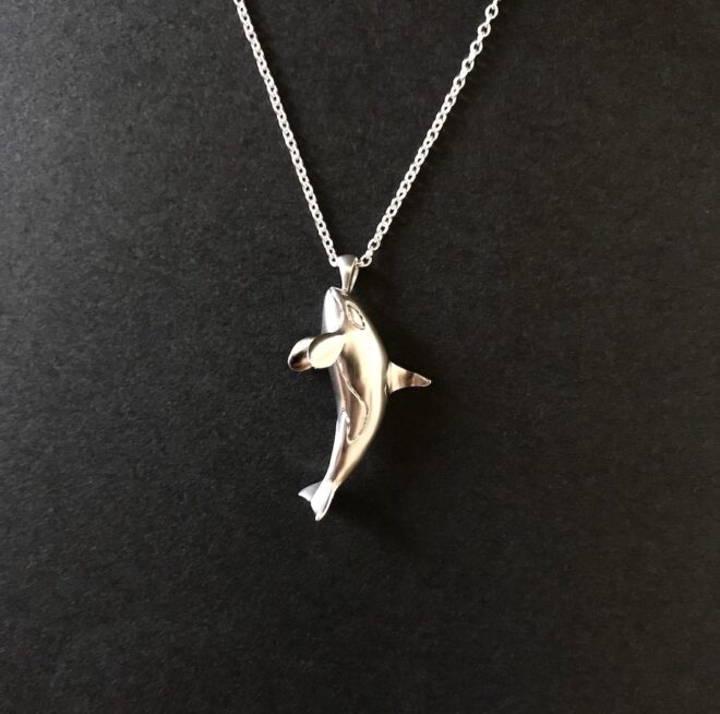 ジャンプするシャチのシルバー製ネックレス