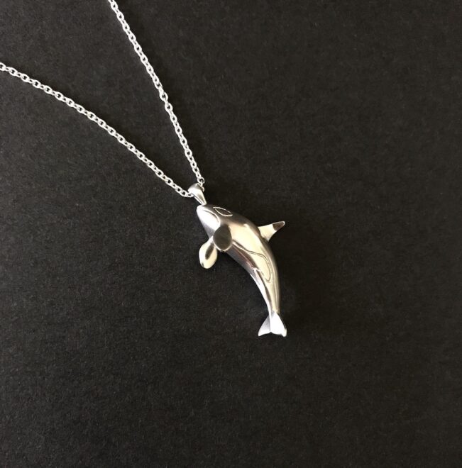 ジャンプするシャチのシルバー製ネックレス
