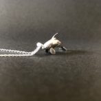 ジャンプするシャチのシルバー製ネックレス