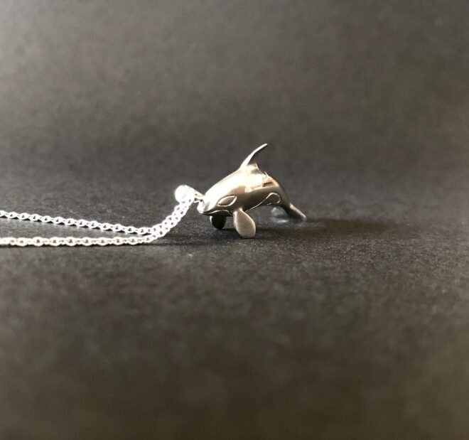 ジャンプするシャチのシルバー製ネックレス