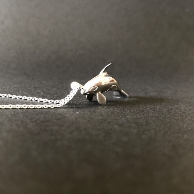 ジャンプするシャチのシルバー製ネックレス