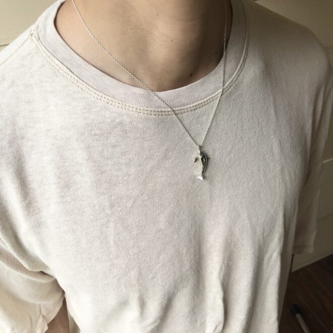 ジャンプするシャチのシルバー製ネックレス