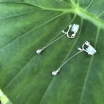 雫モチーフのシルバー製ロングイヤリング