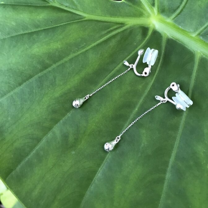 雫モチーフのシルバー製ロングイヤリング