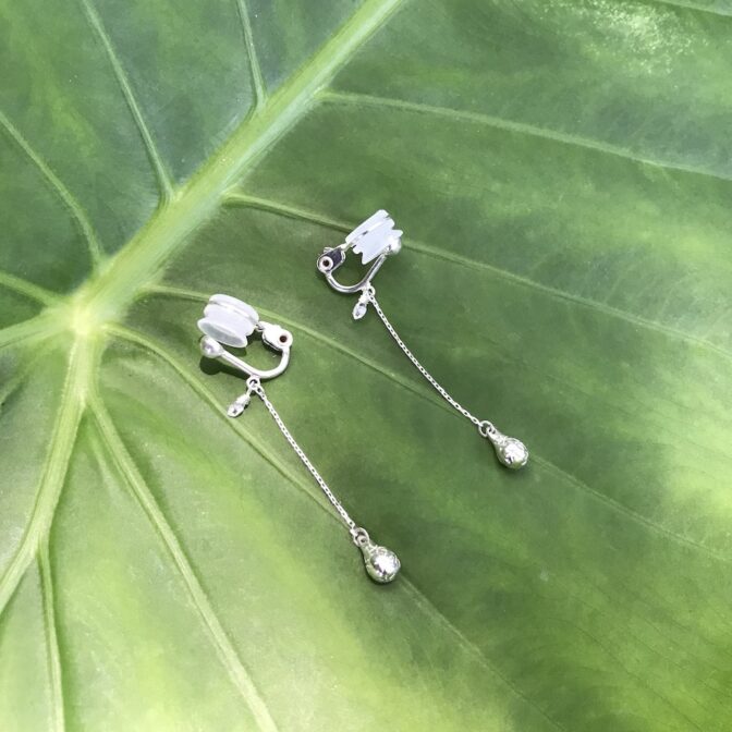 雫モチーフのシルバー製ロングイヤリング