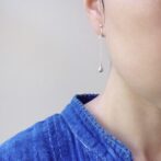 雫モチーフのシルバー製ロングイヤリング
