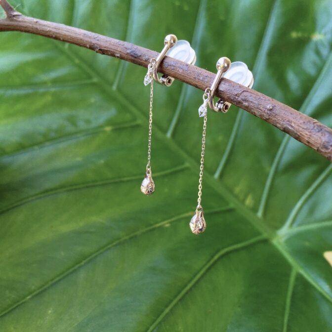 雫モチーフのシルバー製ロングイヤリング